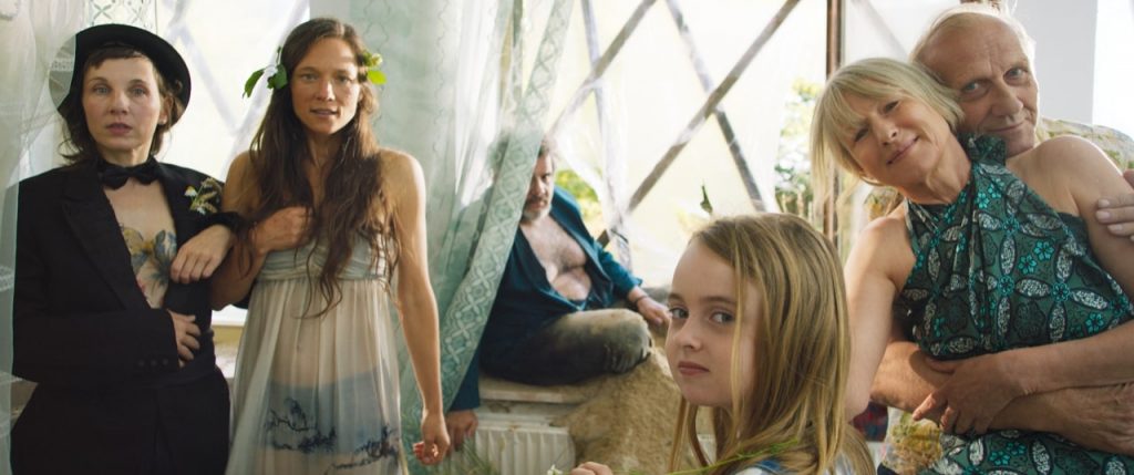 Meret Becker und Sabine Timoteo als Brautpaar, Karl Kranzkowski und Corinne Harfouch in Umarmung, im Vordergrund ein Kind